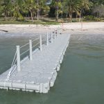 Muelle cabaña en el mar