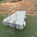 Muelle flotante con escalera